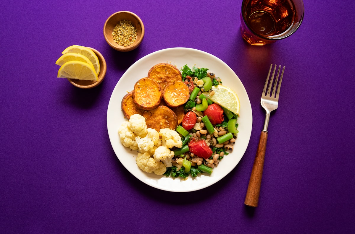 Omelette proteica con verdure e pane integrale tostato